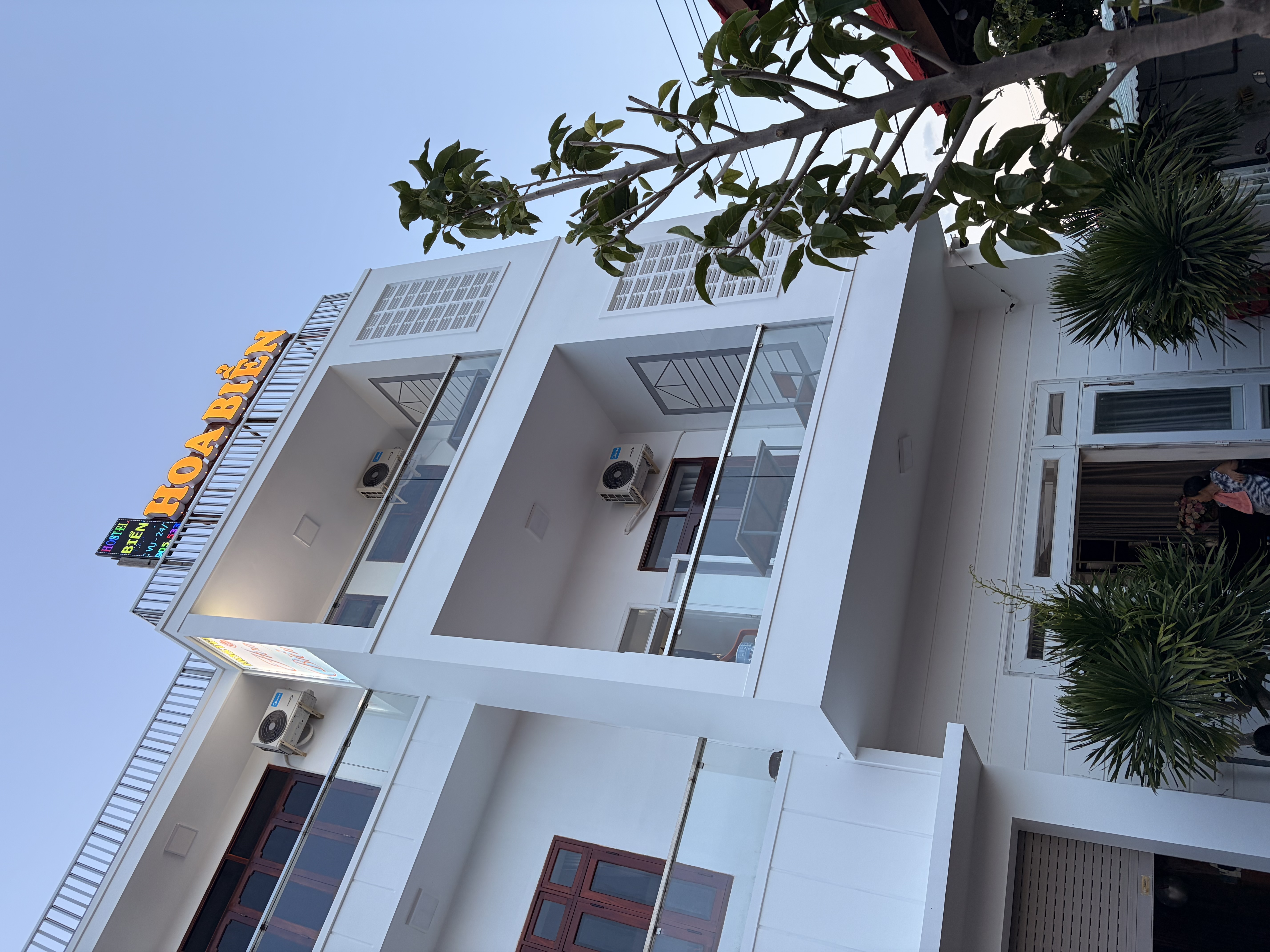 ĐI BIỂN THOẢI MÁI VỚI HOA BIỂN HOSTEL – SÁT BIỂN, ĐẬU XE THOẢI MÁI, GIÁ "HẠT DẺ"!